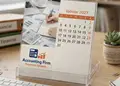 Διαφανές ακρυλικό ημερολόγιο 2027 σε επαγγελματικό γραφείο