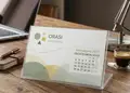 Επιτραπέζιο ακρυλικό ημερολόγιο 2027 σε επαγγελματικό γραφείο