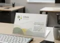 Επιτραπέζιο ακρυλικό ημερολόγιο 2027 σε επαγγελματικό γραφείο