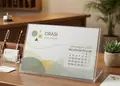 Επιτραπέζιο ακρυλικό ημερολόγιο 2027 σε επαγγελματικό γραφείο