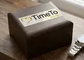 Αυτοκόλλητο TimeTo με χρυσό και μαύρο λογότυπο.