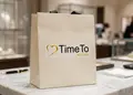 Αυτοκόλλητο TimeTo με χρυσό και μαύρο λογότυπο.